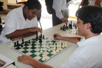 Estudiantes en el torneo de Ajedrez. 