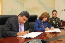  Dr. Oscar Ramírez y la Licda Giomar González de BASC, firman el convenio.