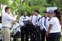 El coro de la UTP cantó el Himno Nacional.