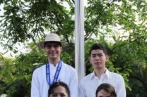 María Bustamante, Miguel Chao y Luis Britton, estudiantes del capítulo de honor.