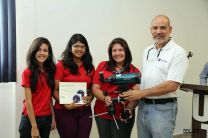 Representantes de la Escuela Padre Segundo Cano, ganador del concurso,