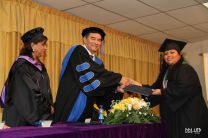 Rector de la UTP, entrega Diploma a la estudiante Capitulo de Honor 