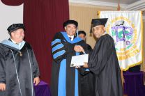 Estidiante recibe su diploma