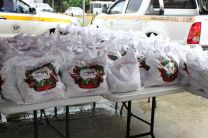 UTP hace entrega de bolsas navideñas a colaboradores.