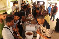 Estudiantes ofreciendo comida Afrodescendiente.