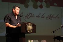 Dr. Oscar Ramírez por la UTP en el acto del Día de la Madre