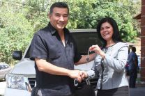 Rector de la UTP entrega llaves del auto a la Directora del Centro Regional de A