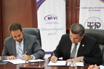 Ministro de Vivienda, Mario Etchelecu y el Dr. Oscar Ramírez, firman convenio. 
