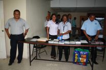 Personal Administrativo entregando las agendas y cuadernos a los estudiantes.