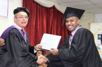 El estudiante que ocupó el índice más alto de la promoción, recibe su diploma.
