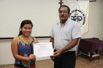 Estudiantes reciben Certificados de Mención Honorífica.