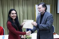 El Prof. Jaramillo Levi entrega certificado a la ganadora.