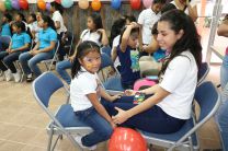 Estudiantes organizan actividad a las niñas del Hogar Medalla Milagrosa.