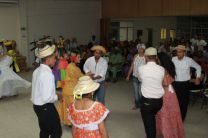 Delegaciones de todos los Centros Regionales, bailando la popular danza de Cuadr
