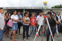 Estudiantes del Centro Regional de Bocas del Toro, de la carrera de Topografía.