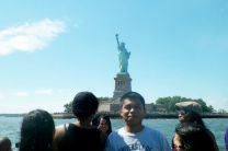 Durante su visita a la estatua de la Libertad.