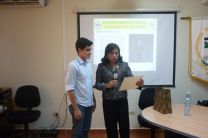 Decana, Ing. Ángela Laguna, entregando reconocimiento a estudiante.