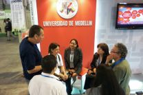 Las investigadoras de la UTP visitan stan de la Universidad de Medellín