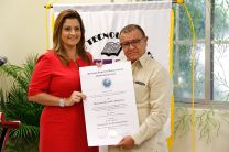 La presidenta del CSUCA, Fernanda Villar, entrega reconocimiento a Octavio Casti