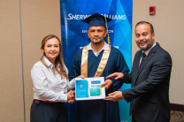 El primer puesto de honor de esta ceremonia de graduación fue el Sr. Jorge Madrid.
