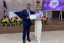 Dra. Lineth Alaín de Meier, directora entrega certificado a el Ing. Alex Fossatti, exalumno de la UTP. 