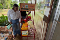Estudiantes vierten envases de aceite usado. Estudiantes vierten envases de aceite usado.