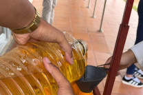 Se recolectaron 30 litros de aceite vegetal usado. Se recolectaron 30 litros de aceite vegetal usado.