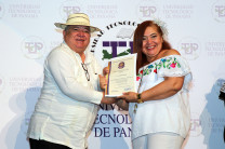 Dr. Olmedo Aizpurúa hace entrega de certificación.