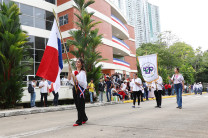 La primera delegación del desfile patriótico con el cuadro del Capítulo de Honor.