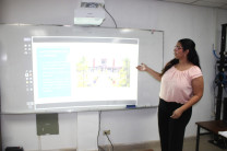 Adriana Solanilla Corrales durante su sustentación de tesis.