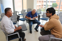 El estudiante Dhruv Sakhrani asesora a un adulto mayor durante la jornada práctica de Economía Plateada.