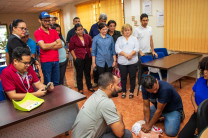 Los participantes también realizaron ejercicios prácticos que les permitieron familiarizarse con el funcionamiento del equipo, seguir sus indicaciones y aplicar el procedimiento correspondiente ante una eventual emergencia. Los participantes también realizaron ejercicios prácticos que les permitieron familiarizarse con el funcionamiento del equipo, seguir sus indicaciones y aplicar el procedimiento correspondiente ante una eventual emergencia.