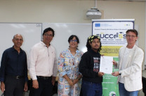 Joven recibe su certificado de culminación exitosa del curso de Desarrollo de Software Distribuido. Entrega de Certificado.