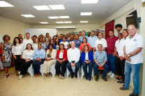 Representantes de la UTP, AES Panamá y estudiantes beneficiados.
