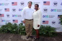 Ing. Edgar Ivancovich, director de comunicaciones y sostenibilidad de AES Panamá, junto a la directora del Centro Regional de la UTP en Colón, Lic. Evet Clachar.