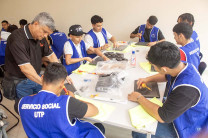 Estudiantes de la UTP y técnico de la Más Móvil.