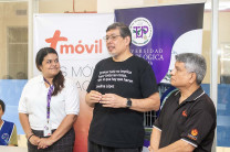 El profesor, Dr. Víctor López junto a personal de la Más Móvil.