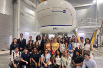 Estudiantes frente un simulador de vuelo de Copa Airlines.