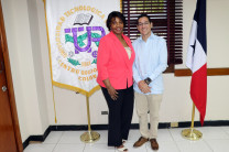 La Lic. Evet Clachar, directora de la UTP Colón y Raúl Fernández, director nacional de AMPYME.