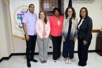 Autoridades de la UTP Colón y representantes de Small Business Development Centers (SBDC).