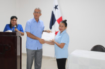 Ana Moreno Rodríguez, expositora recibe certificado por el Ing. Conte, director 