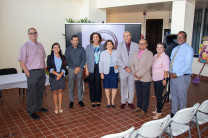 Autoridades universitarias y colaboradores de la EAL.