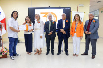 Entrega de reconocimientos a los estudiantes.