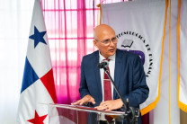 Decano de FIM. Dr. Orlando Aguilar, decano de la FIM, reconoce la labor del equipo docente, administrativo, estudiantil y egresados.