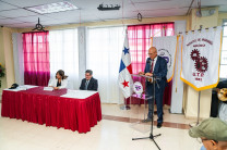 La máxima autoridad de la FIM se dirigió a la audiencia durante el marco conmemorativo de la facultad. La máxima autoridad de la FIM se dirigió a la audiencia durante el marco conmemorativo de la facultad.