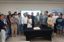 El Dr. Félix Henríquez Espinosa, junto a autoridades, directivos, investigadores, estudiantes y colaboradores de la UTP se aprestan a cantar por el cumpleaños del CINEMI.