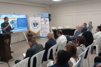 El Dr. Miguel Chen Austin, subdirector del CINEMI realiza la presentación del Power Point institucional ¿Quiénes Somos?: CINEMI, durante la realización del programa de aniversario del CINEMI.