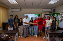 La celebración concluyó con un espacio de convivencia entre los participantes, que incluyó el canto de cumpleaños y la entrega de dulces, en un ambiente de fraternidad y compromiso con la promoción de la educación ambiental dentro de la comunidad universitaria. La celebración concluyó con un espacio de convivencia entre los participantes, que incluyó el canto de cumpleaños y la entrega de dulces, en un ambiente de fraternidad y compromiso con la promoción de la educación ambiental dentro de la comunidad universitaria.