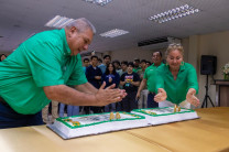 Durante la actividad, el director del Centro Regional, Ing. Adriano, ofreció palabras de motivación y felicitación a la facultad, destacando su trayectoria y aporte a la formación académica. De igual manera, la Ing. Itzel resaltó la importancia del trabajo académico y humano que se desarrolla en esta unidad académica.