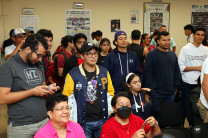 Docentes y estudiantes participan de la celebración del 44 aniversario del Centro Regional. 